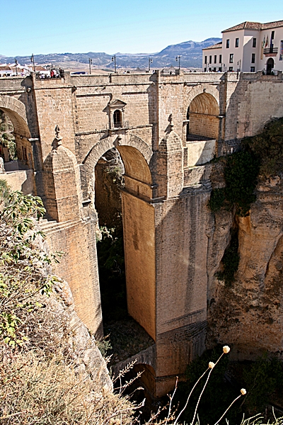 Vertical ronda bridge